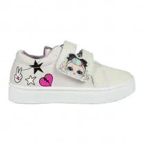 Tênis infantil branco com velcro, estrelas, coração rosa e ilustração divertida na lateral.