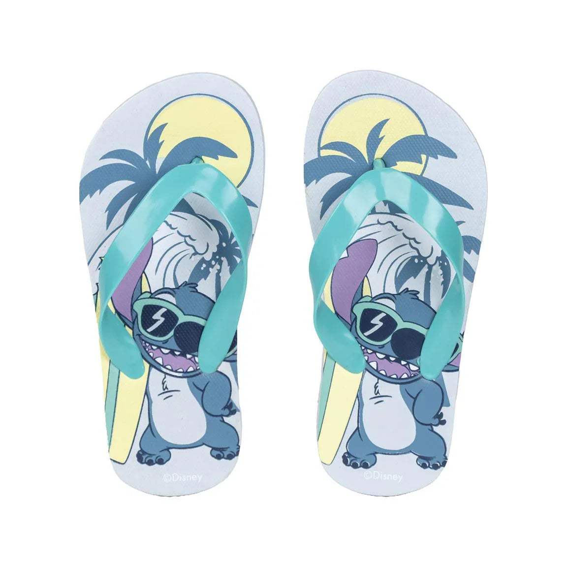 Chinelo infantil azul com personagem Stitch, prancha de surfe e coqueiros ao fundo.