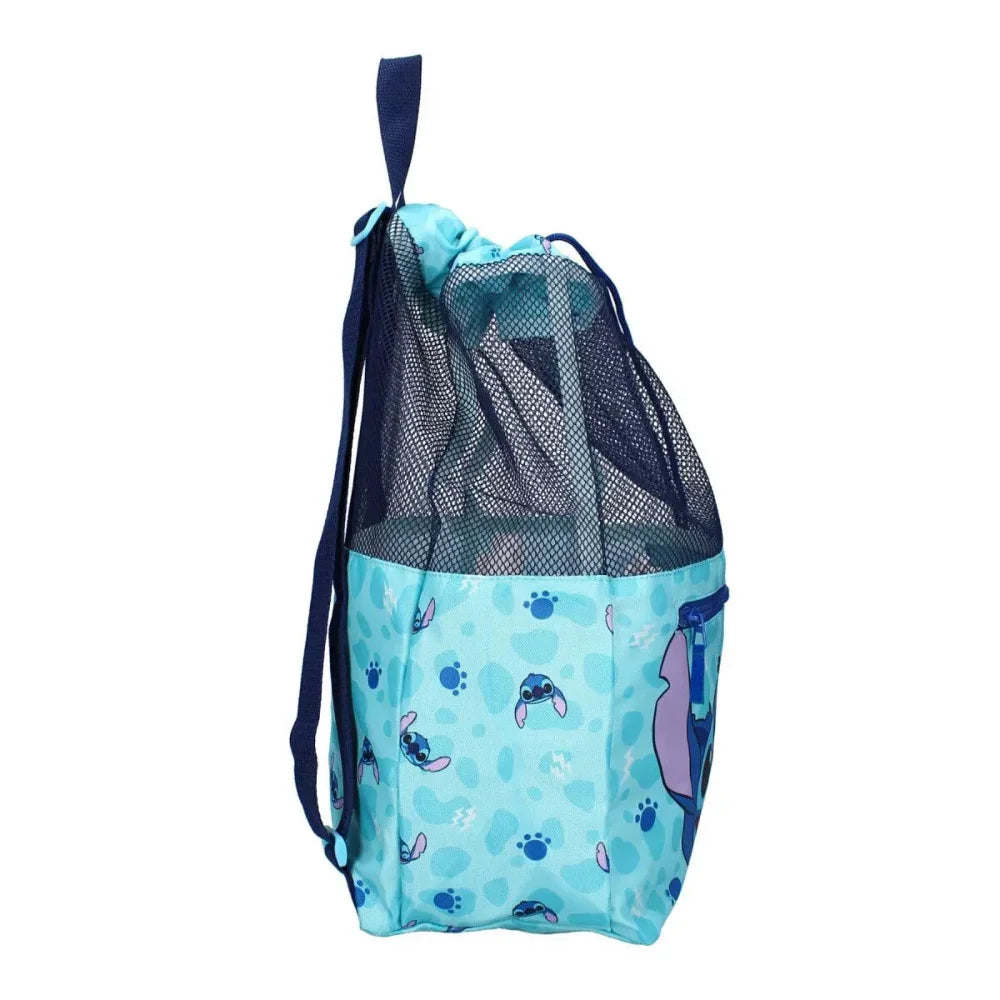 Mochila infantil azul com estampa de personagens e pegadas, detalhes em tela e bolso lateral.