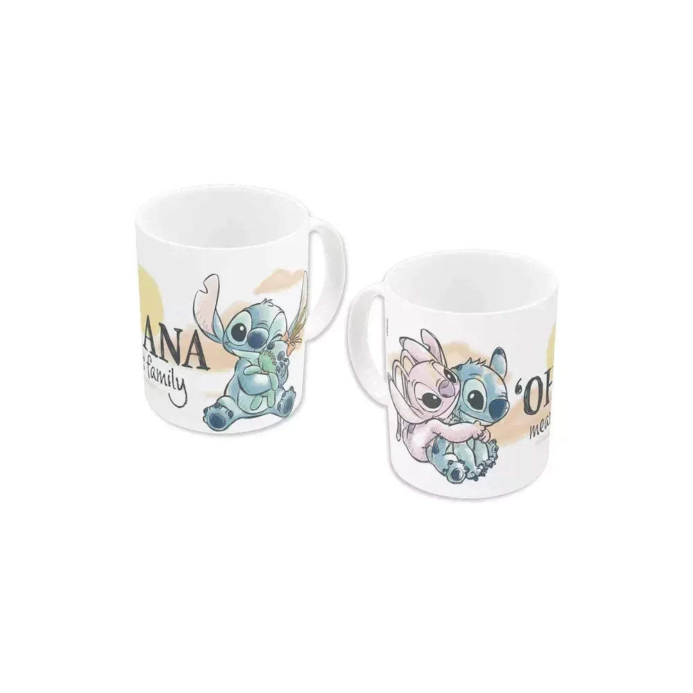 Caneca infantil com estampa de personagens Stitch e Angel, tema família, fundo branco.