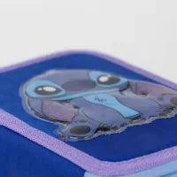 Detalhe de estojo escolar azul com personagem Stitch, acessório infantil Disney