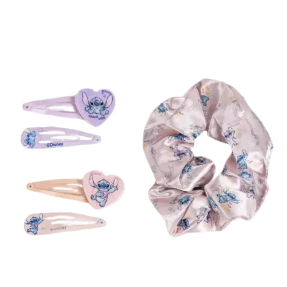 Conjunto infantil de presilhas e elástico de cabelo com estampa do Stitch em tons pastel.