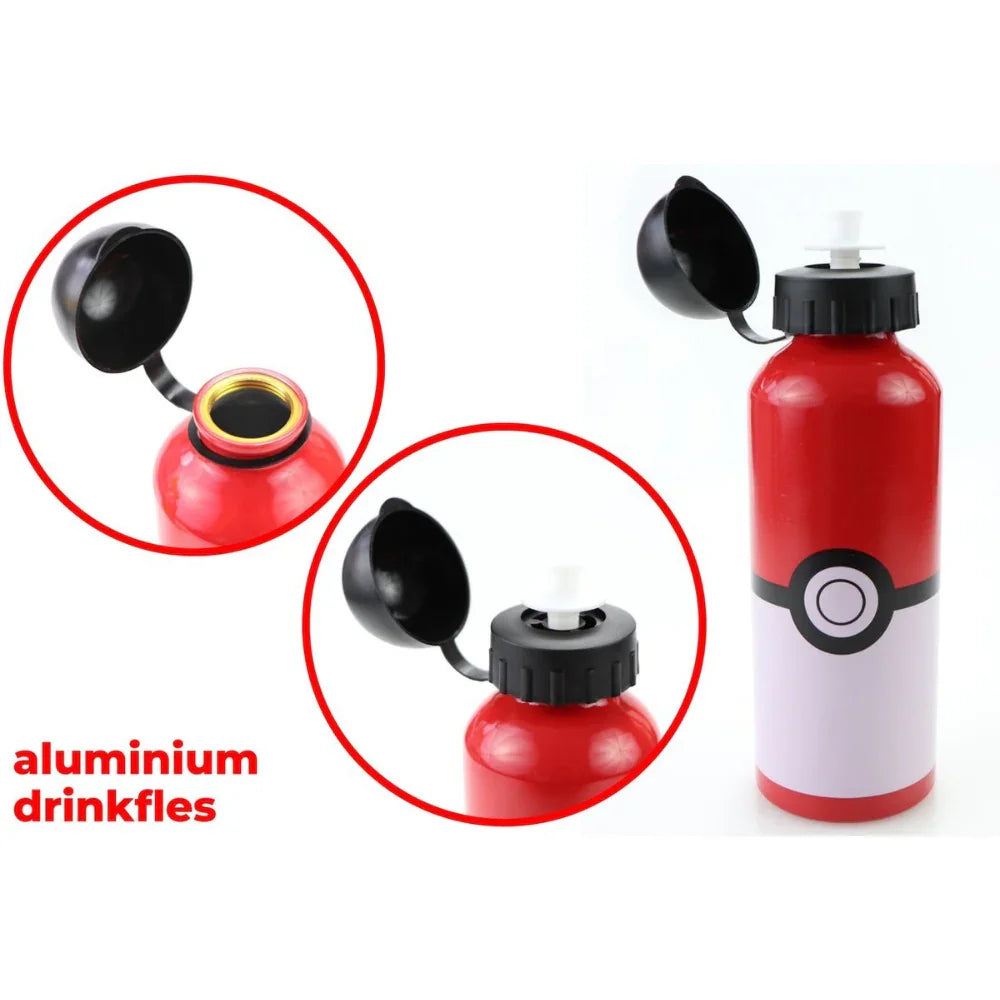Garrafa infantil de alumínio vermelha com estampa Pokébola, tampa preta e bico branco.