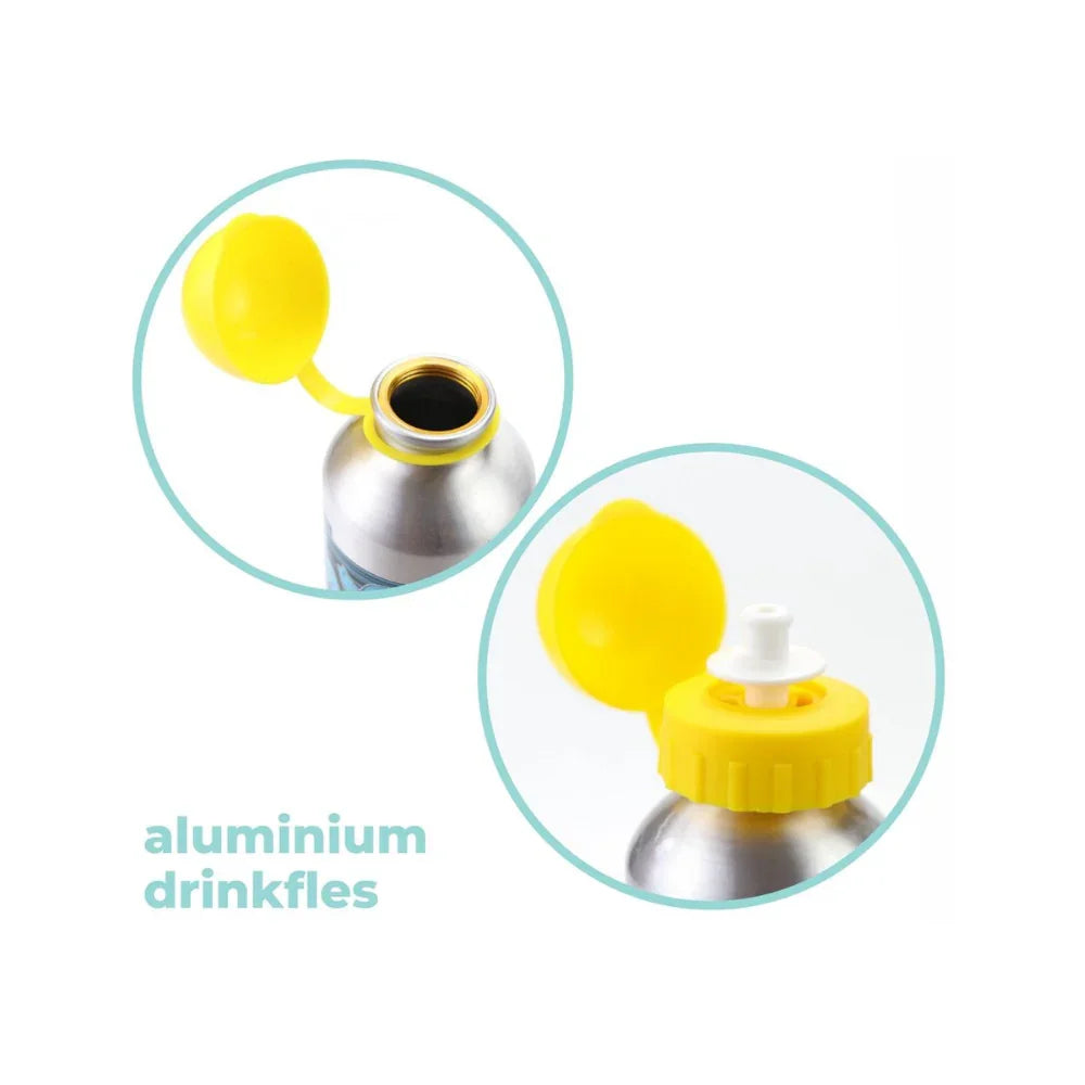 Detalhe de garrafa de alumínio infantil com tampa amarela e bico plástico.