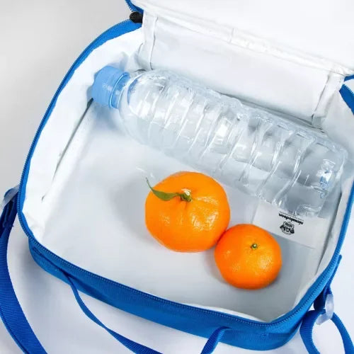Lancheira térmica infantil azul aberta com garrafa de água e duas tangerinas dentro.