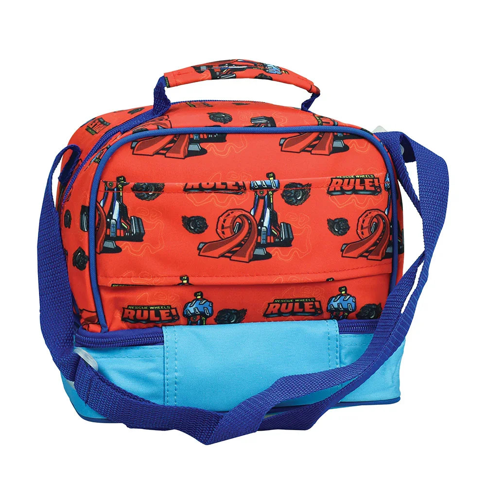 Lancheira térmica infantil vermelha e azul com estampa de carrinhos e alça ajustável.