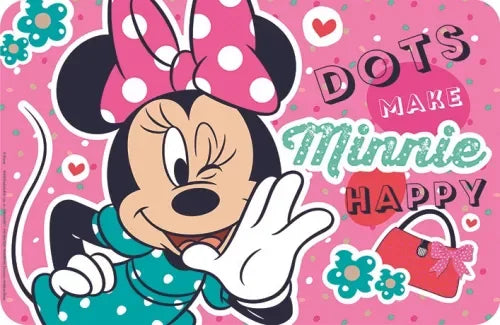Minnie Mouse sorrindo, usando laço rosa com bolinhas e vestido azul em fundo rosa infantil decorado.