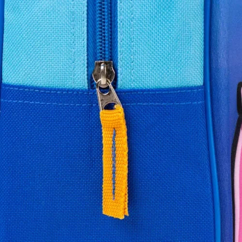 Detalhe do zíper da mochila infantil azul com alça amarela, material resistente.