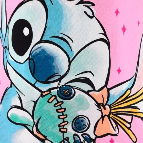 Estampa infantil do Stitch segurando boneca, fundo rosa com detalhes geométricos.