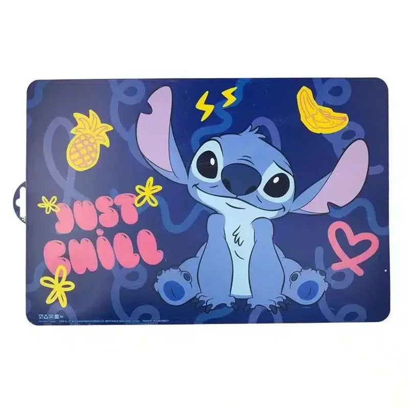 Tapete infantil azul com personagem Stitch, desenhos de abacaxi, banana e frase 'Just Chill'.