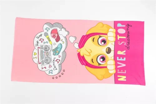 Toalha de praia infantil microfibra rosa com personagem filhote amarelo, Skye, e frase NEVER STOP dreaming.