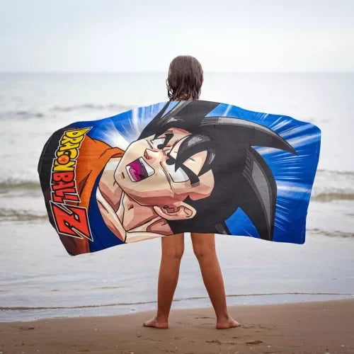 Criança na praia com toalha de microfibra Dragon Ball Z estampada
