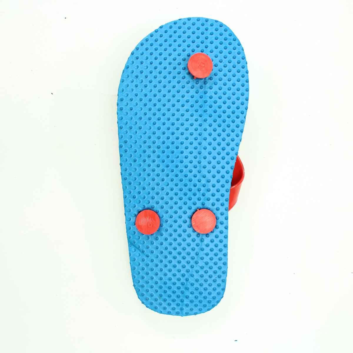 Chinelo infantil azul com sola texturizada e detalhes vermelhos, visto por baixo.