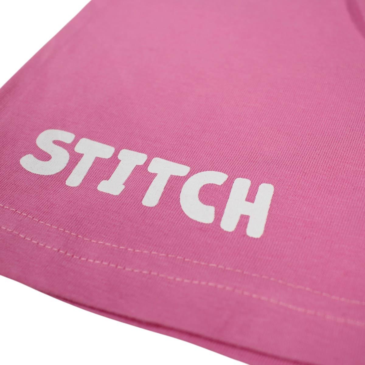Detalhe de tecido rosa com a palavra Stitch estampada em branco, moda infantil para meninas
