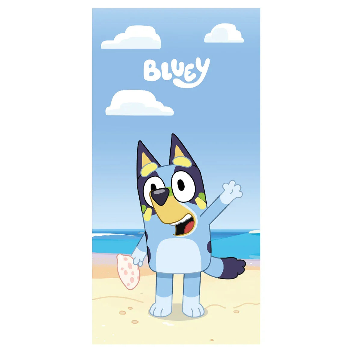 Toalha infantil com personagem Bluey em desenho animado na praia, fundo azul e nuvens.