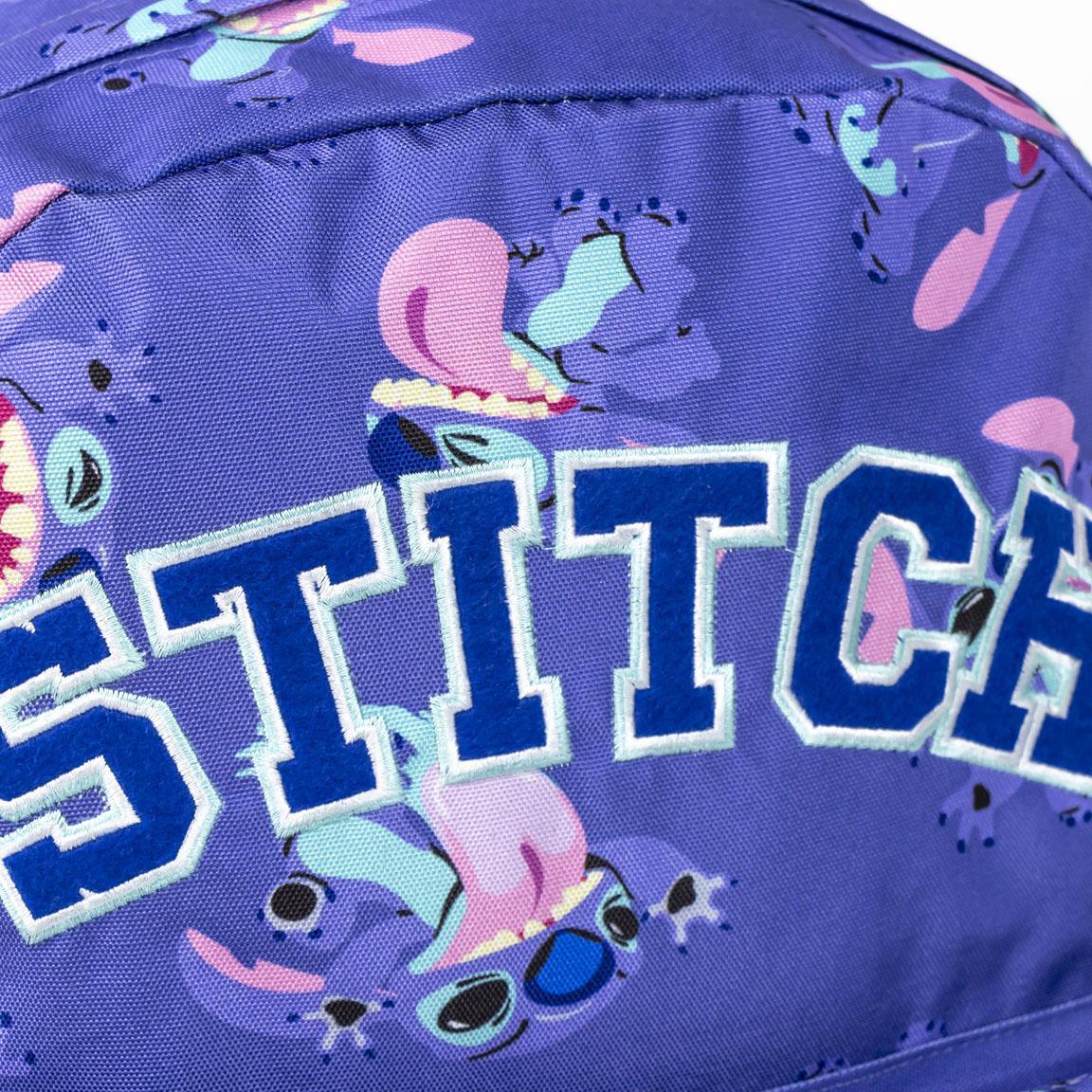 Detalhe de mochila infantil roxa com estampa do Stitch e letras bordadas em azul