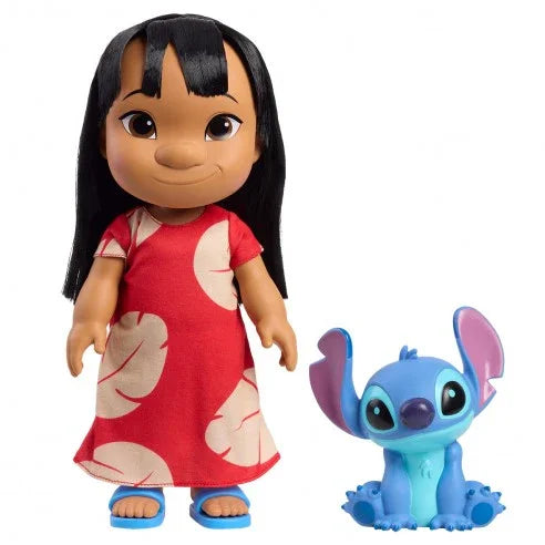 Boneca infantil Lilo com vestido vermelho e sandálias azuis ao lado de miniatura do Stitch.